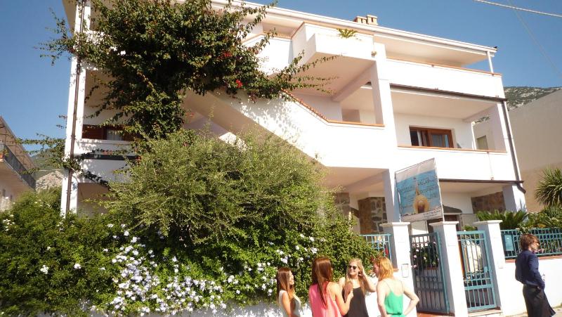 Two-Bedroom Apartment (6 Adults) - Fuili image 2