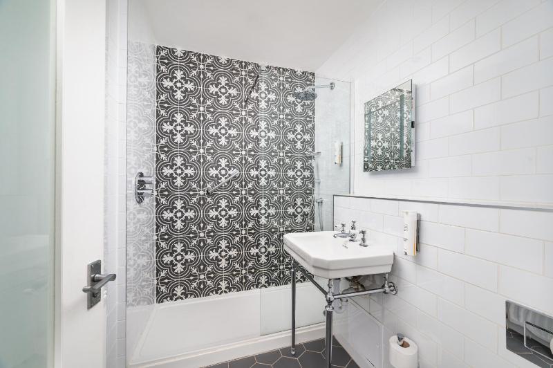 Standard Double Room image 3