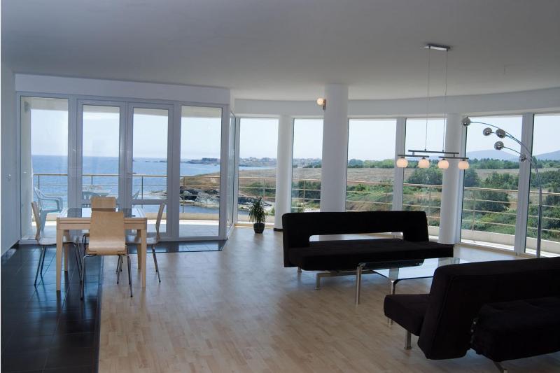 Deluxe One-Bedroom Apartment with Sea View image 3