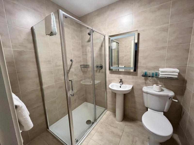 Standard Twin Room image 4