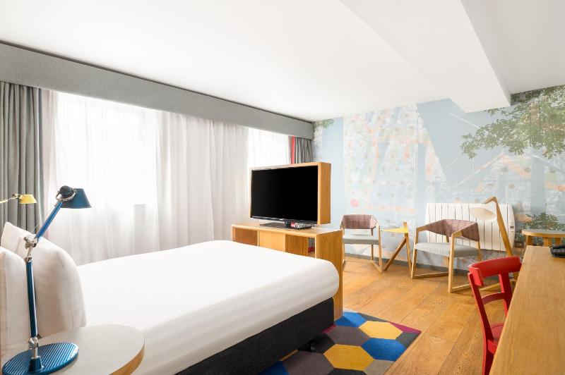 Superior King Room image 3