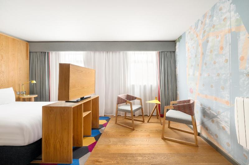 Superior King Room image 4