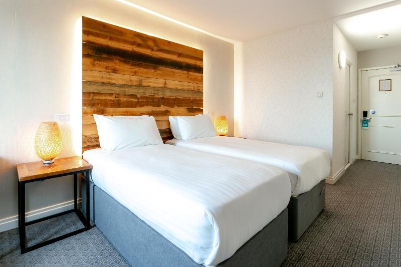 Twin Room - Non-Smoking image 1