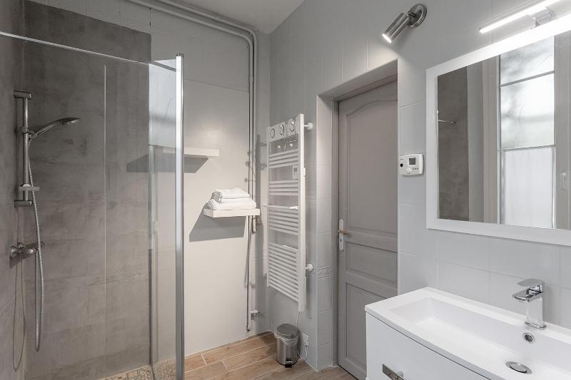 Deluxe One-Bedroom Apartment with Garden View image 4