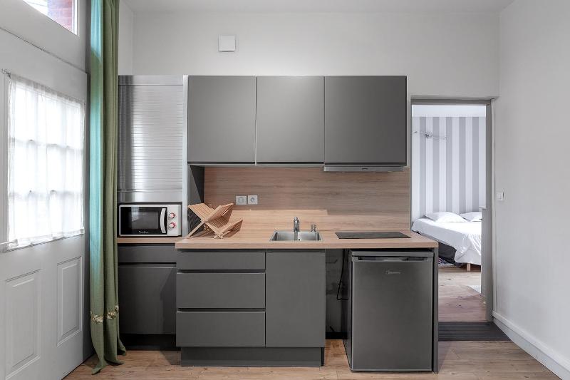 Deluxe One-Bedroom Apartment with Garden View image 3
