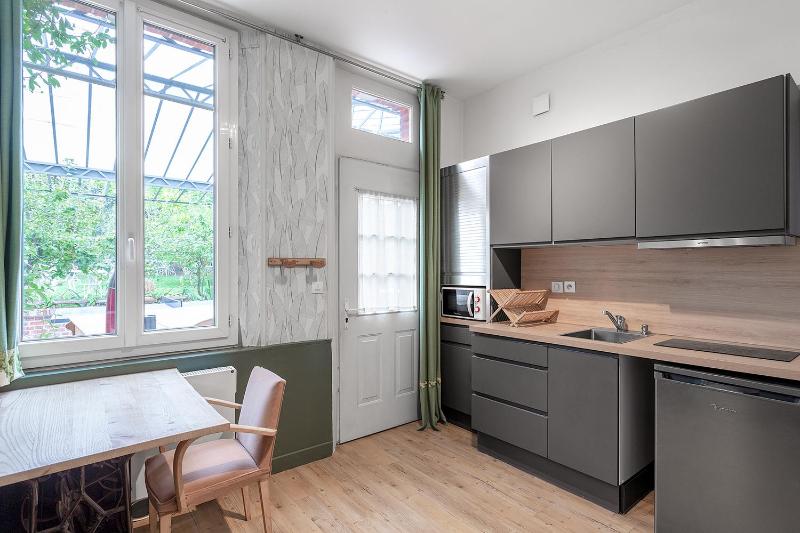 Deluxe One-Bedroom Apartment with Garden View image 2