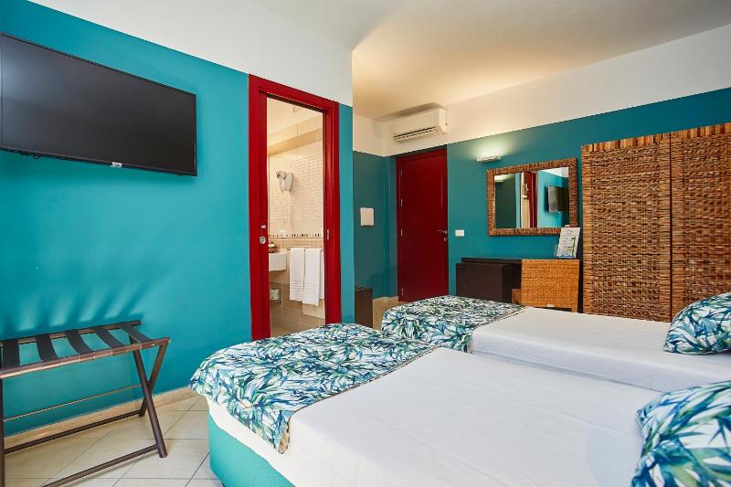 Junior Double Room image 4