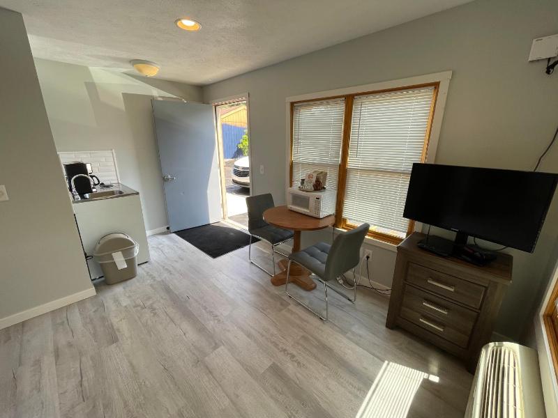 Queen Room with Lake View image 3