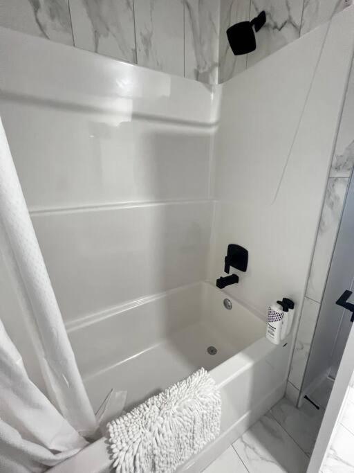Prime Retreat: Cozy 2Bed Bsmnt with Modern Comfort - image 10