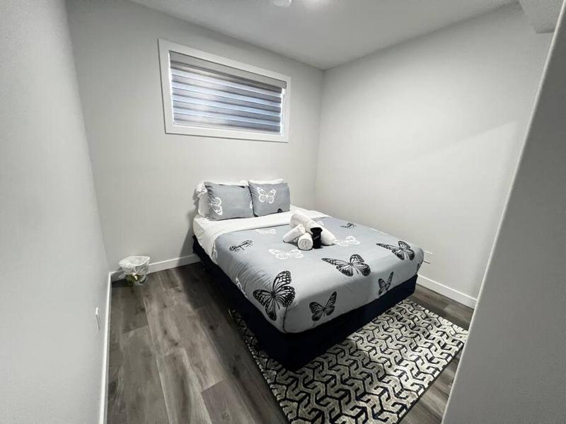 Prime Retreat: Cozy 2Bed Bsmnt with Modern Comfort - image 11