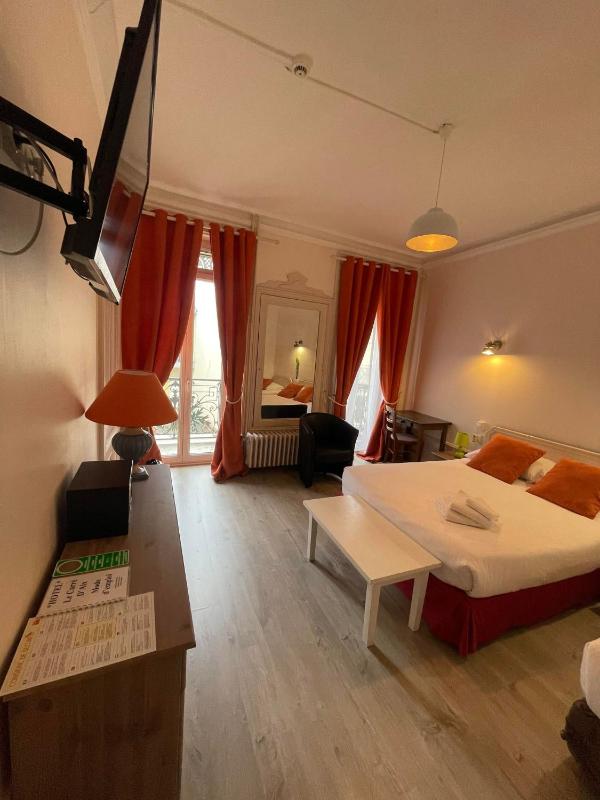 Standard Twin Room image 1