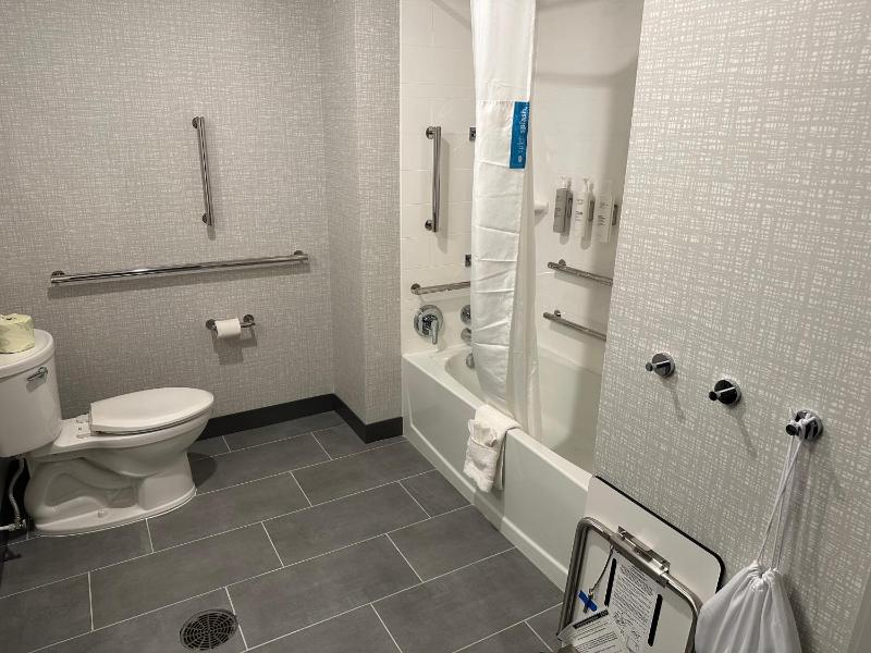 Queen Room with Two Queen Beds - Mobility and Hearing Access/Non-Smoking image 3