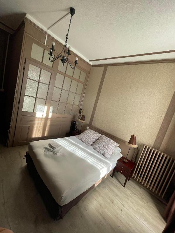 Double Room with Balcony image 3