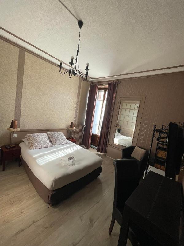Double Room with Balcony image 4