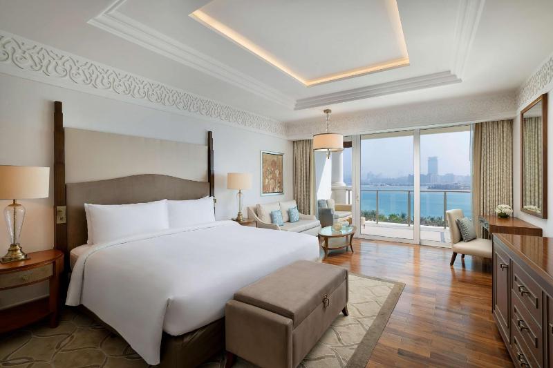One-Bedroom Deluxe King Suite with Sea View image 1
