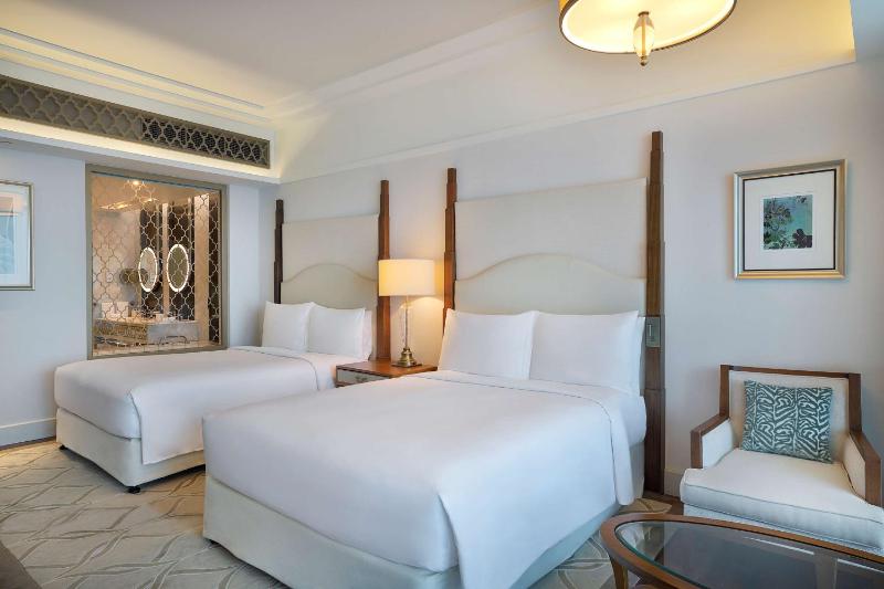Club Queen Room with Two Queen Beds and Sea View image 1