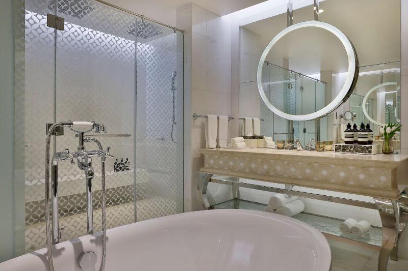 One-Bedroom Club Suite with Sea View image 2