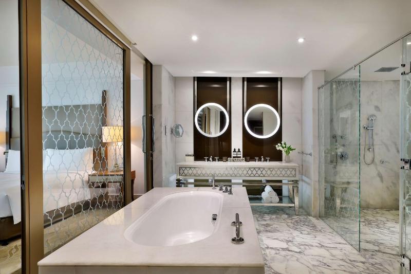 One-Bedroom Club Suite with Sea View image 3