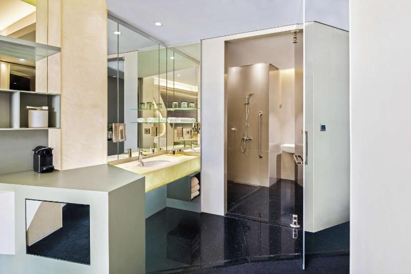 Deluxe King Room - Mobility Accessible image 3