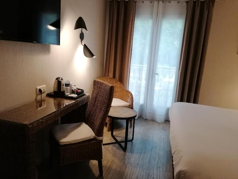 Superior Queen Room with Pool View image 4