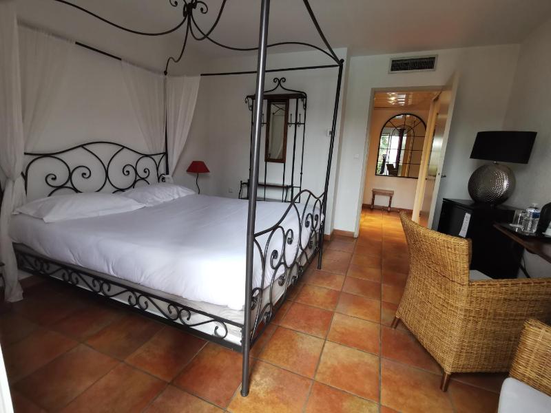 Superior Queen Room with Pool View image 2