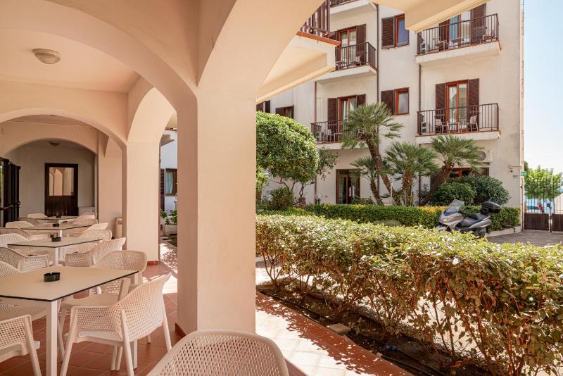 Standard Triple Room with Garden View image 3