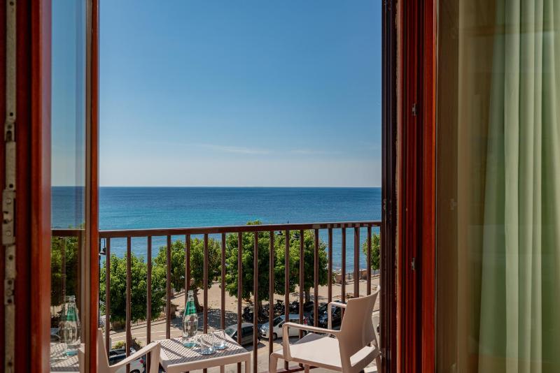 Superior Double or Twin Room with Sea View image 4