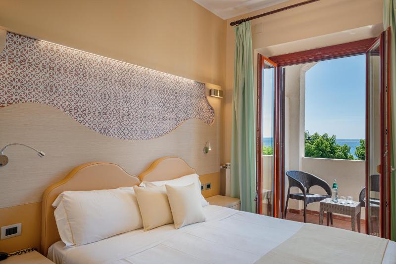 Superior Double or Twin Room with Sea View image 3