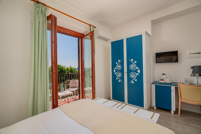 Superior Double or Twin Room with Sea View image 2
