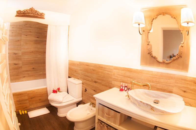 Deluxe Double Room with Bath image 4