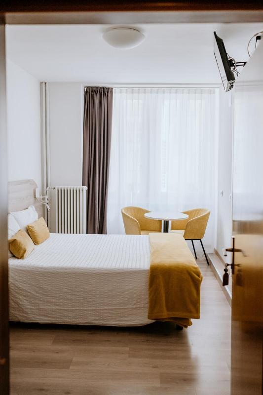 Double Room image 2
