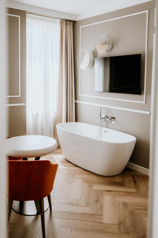 Deluxe Double Room with Balcony image 4