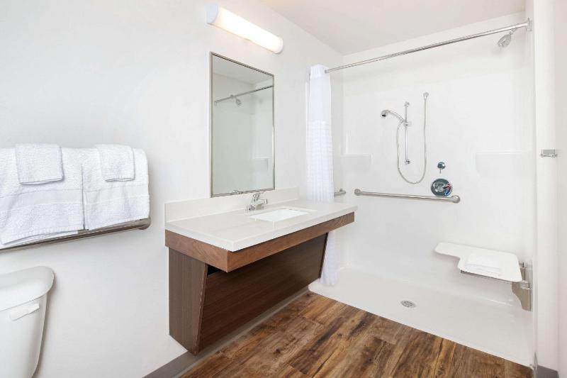 Queen Room with Roll-In Shower - Disability Access/Non Smoking image 3