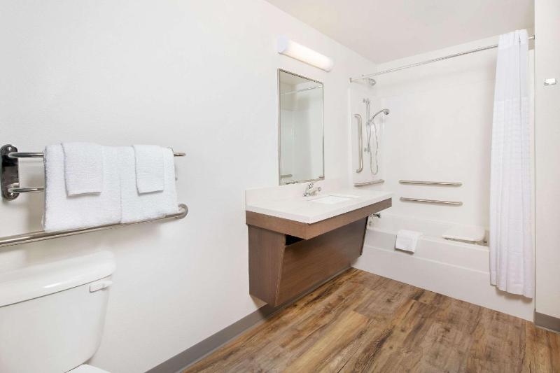 Quadruple Room with Two Queen Beds and Tub - Disability Access/Non Smoking image 4
