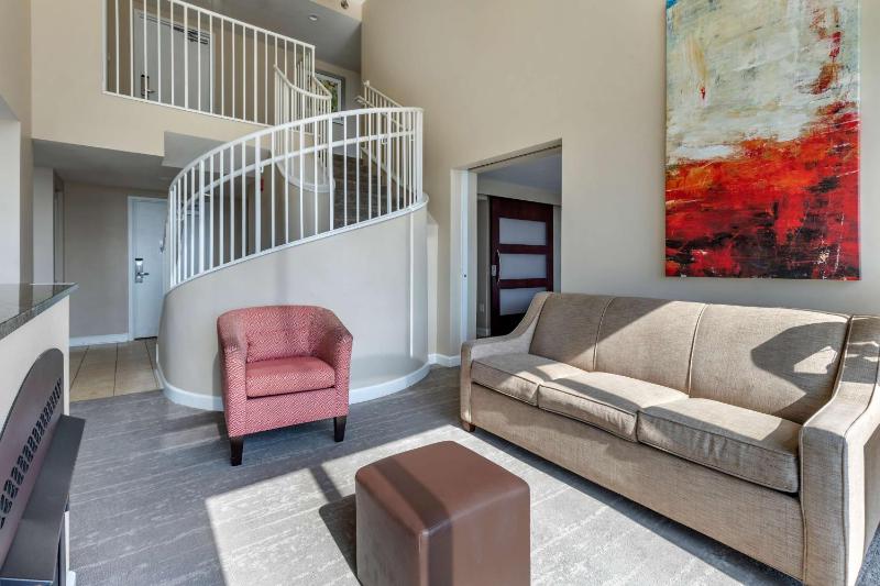 Two-Bedroom Bi-Level King Suite with Sofa Bed image 3