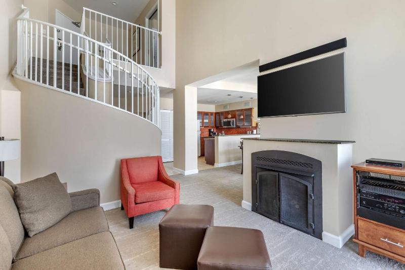 Two-Bedroom Bi-Level King Suite with Sofa Bed image 4
