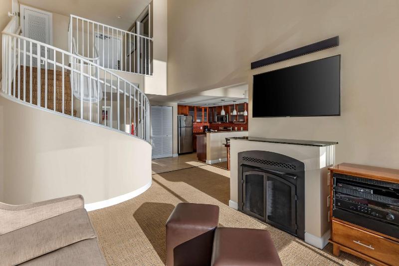 Two-Bedroom Bi-Level King Suite with Sofa Bed image 4