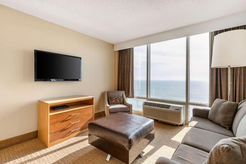 One-Bedroom King Suite - Oceanfront image 4
