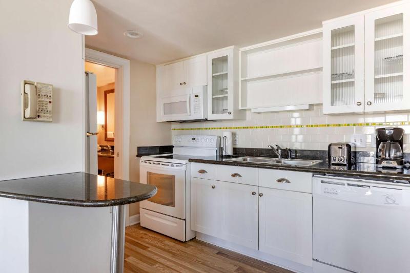 One-Bedroom King Suite - Oceanfront image 3