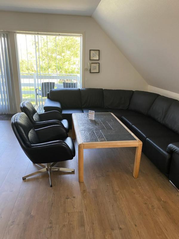 Deluxe Three-Bedroom Apartment image 4