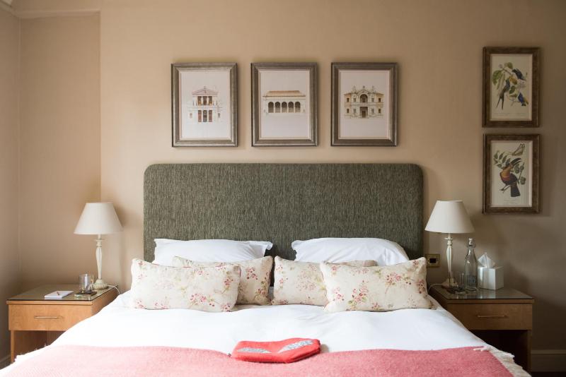 Double or Twin Room image 4