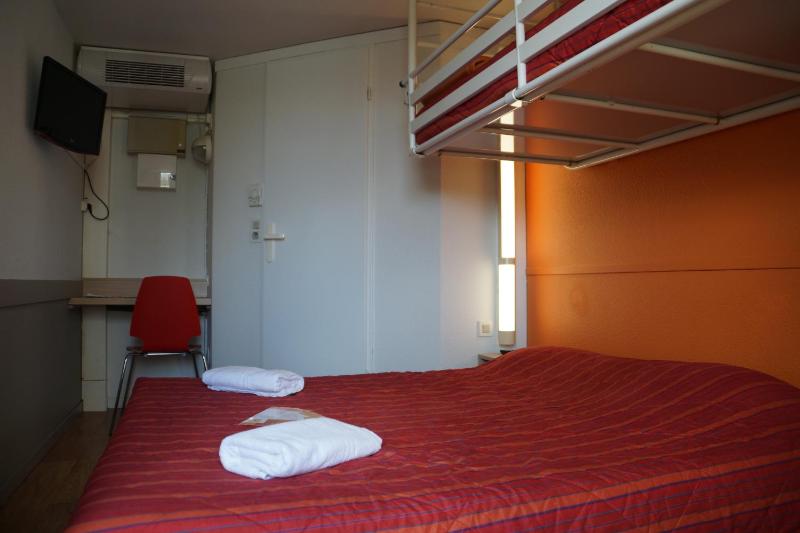 Triple Room (1 Double Bed + 1 Single Bed) image 4