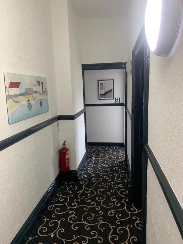 Twin Room with Shared Bathroom image 4