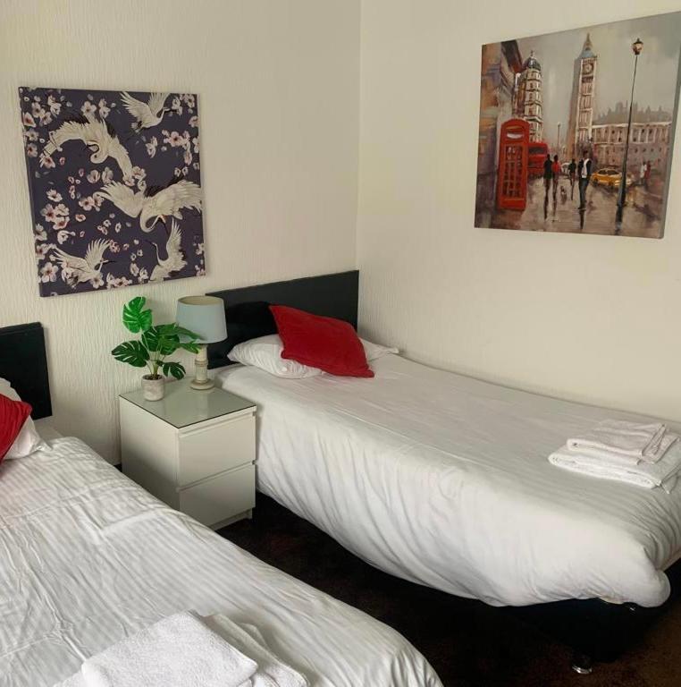 Twin Room with Shared Bathroom image 3