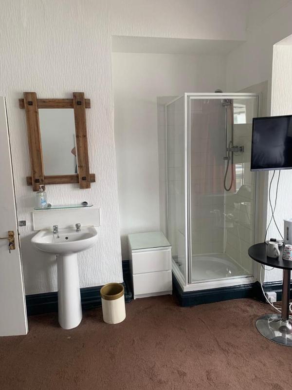 Twin Room with Shared Bathroom image 2