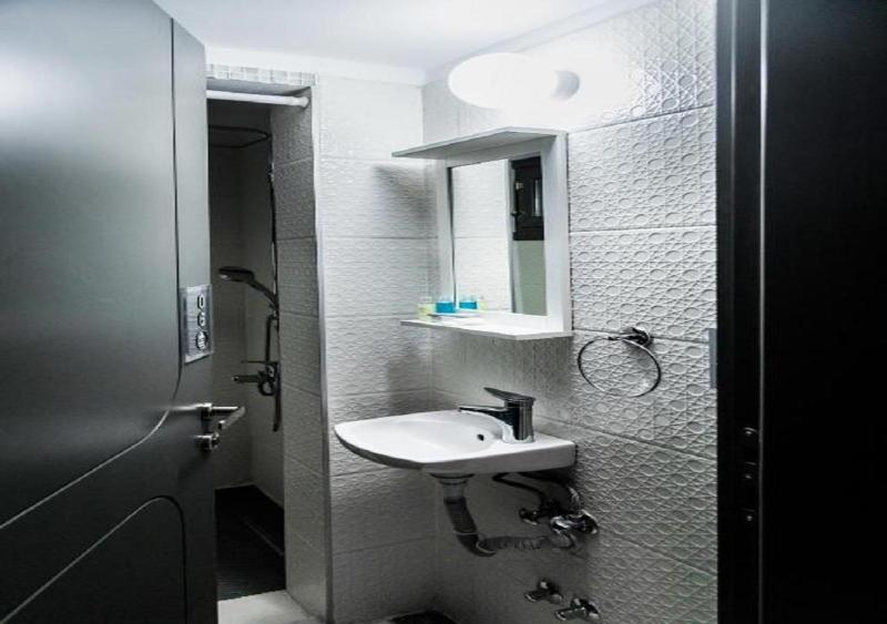 Economy Triple Room image 2