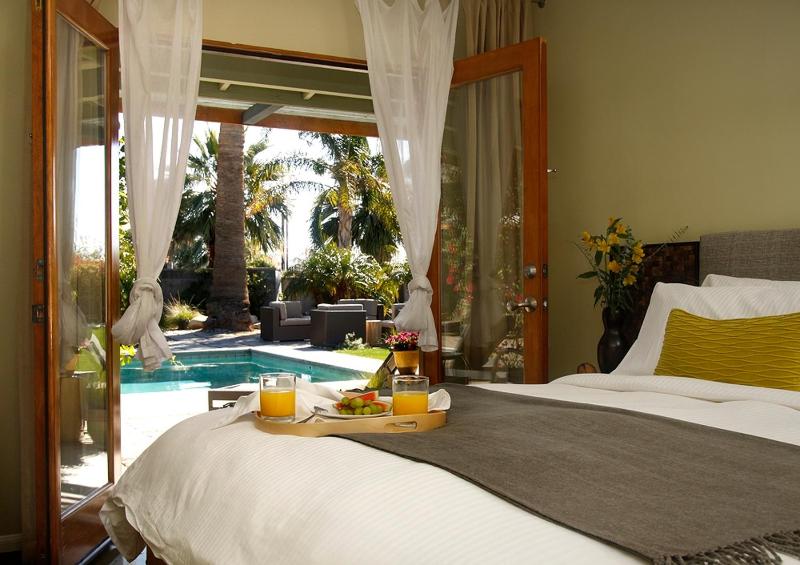 Double Room with Pool View image 2