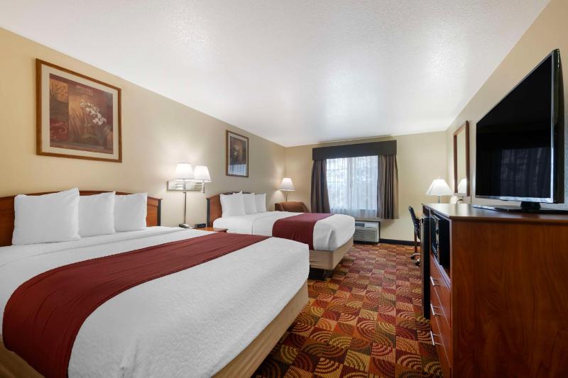 Queen Room with Two Queen Beds - Non-Smoking image 1