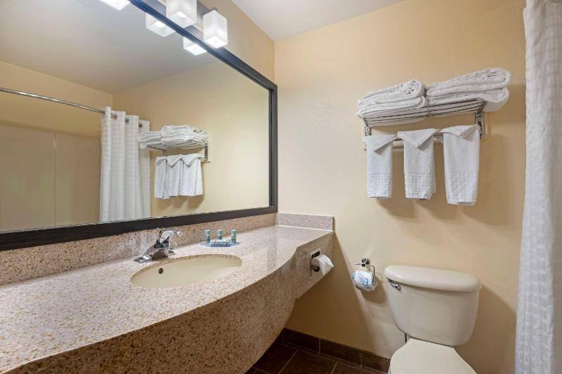 Queen Room with Two Queen Beds - Non-Smoking image 4