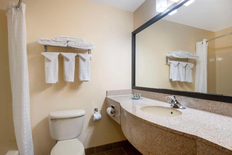 Queen Room - Non-Smoking image 2